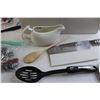 Image 3 : Gravy Boat, Flippers, Kitchen Utensils