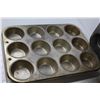 Image 3 : (3) Muffin/Cupcake Baking Pans
