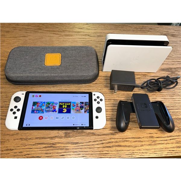 Nintendo Switch Game Pack with game, controllers, Base and carry case - lights up and keeps a charge