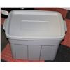 Image 1 : NEW RUBBERMAID ROUGHNECK 68 LITRE SNAP LID TOTE