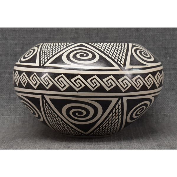 HOPI INDIAN POTTERY JAR (HELEN NAHA)