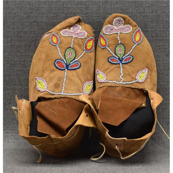 CROW INDIAN MOCCASINS