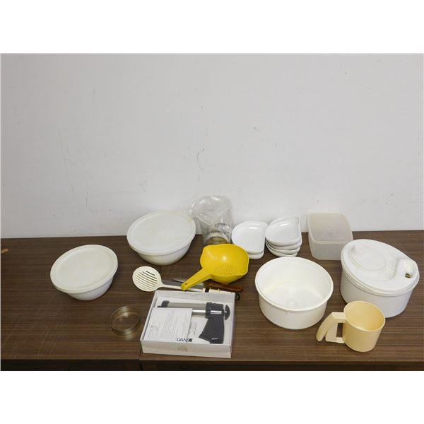 Lot of Vintage Kitchen Ware Plastic Bowls, Tupperware, Utensils, Etc