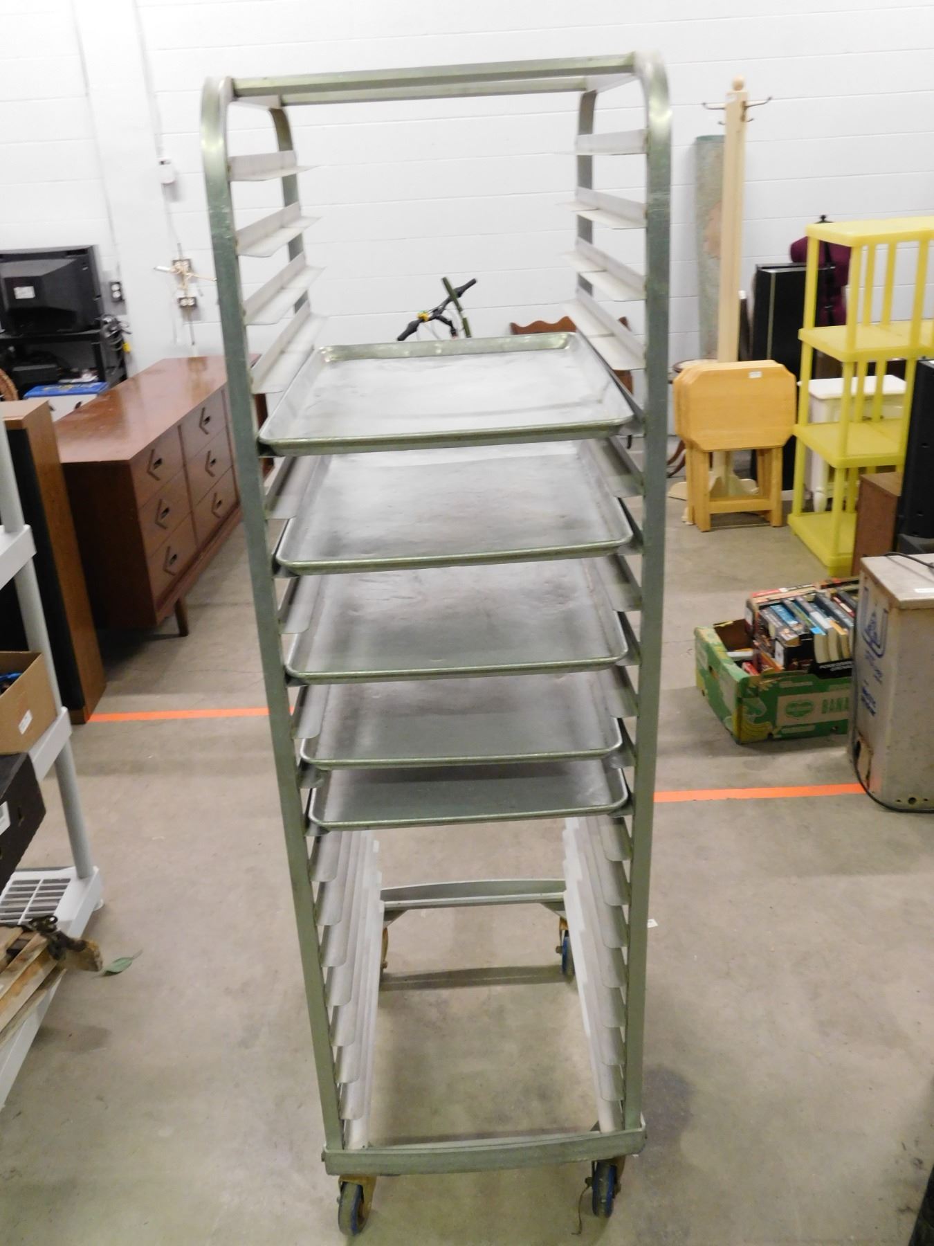 Bread Drying Rack Commercial Rolling Bakery Rack for Drying / Cooking with some Metal Sheets.