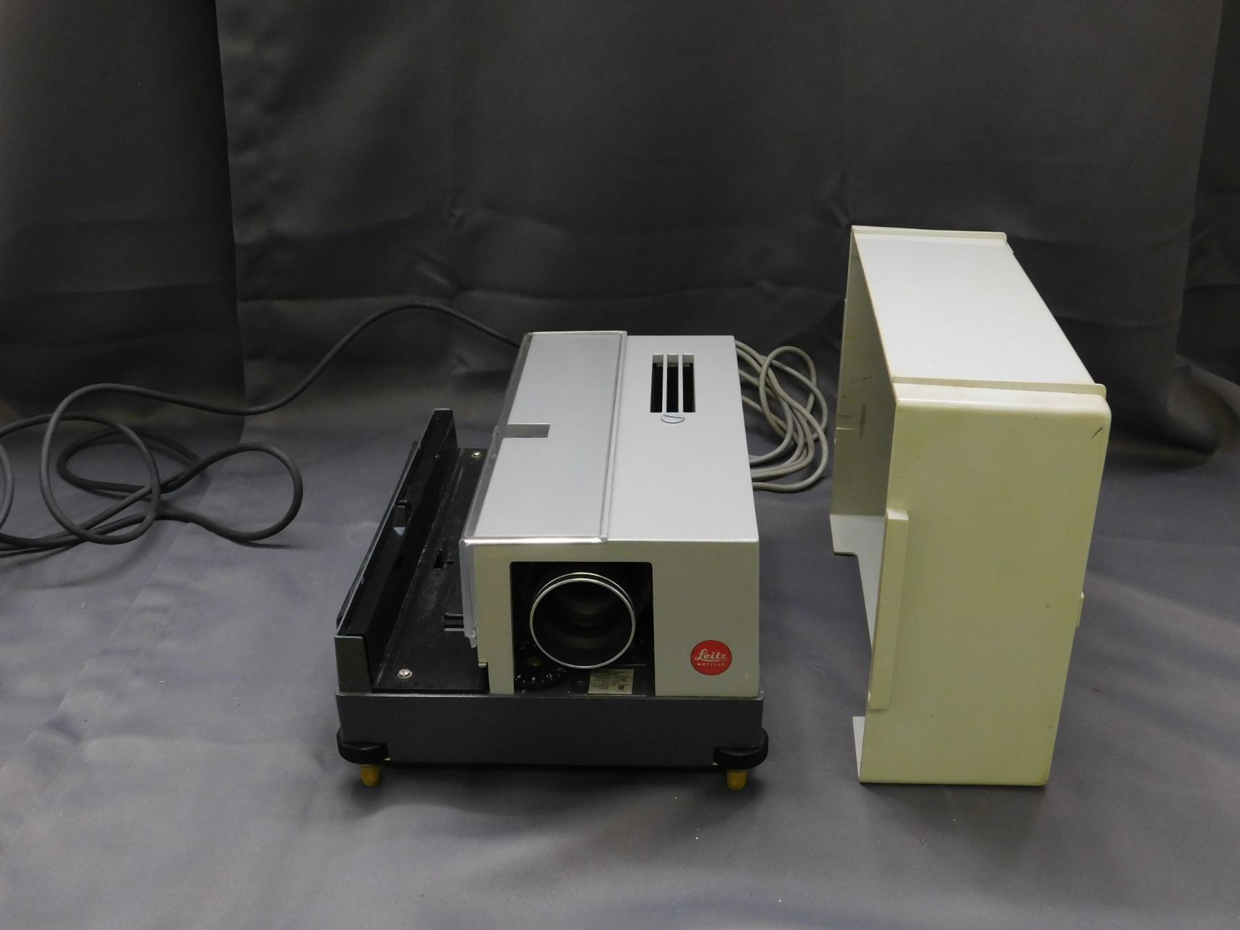 Leitz Wetzlar Projecteur de Diapositives Pradovit Couleur 250 + Défaut ( 261949) | eBay Leitz Wetzlar Projecteur de Diapositives Pradovit Couleur 250 + Défaut ( 261949) | eBay
