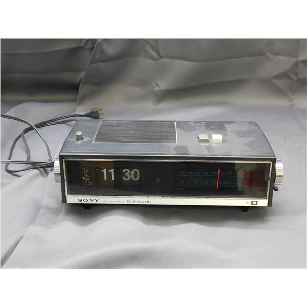 Sony Solid State Digimatic Alarm Flip-Clock Radio Model TFM-C590W