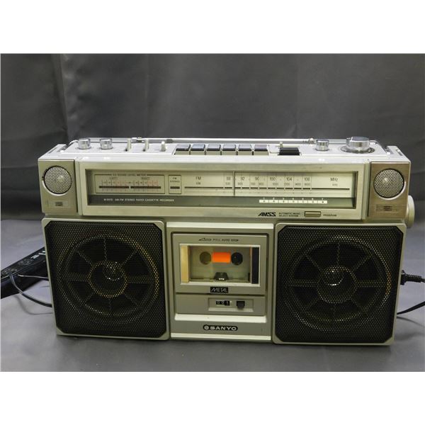 Sanyo AM FM Radio Cassette Deck M9975