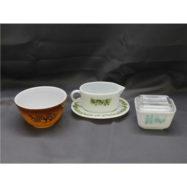 Lot of 3 Pyrex Fridge Storage Container Amish Butterprint, Gravy Boat & Tray, Small Mixing Bowl