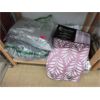 Image 1 : 5 Piece Lot of Household Soft Goods