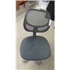 Image 2 : Swivel Office Chair - Adjustable 