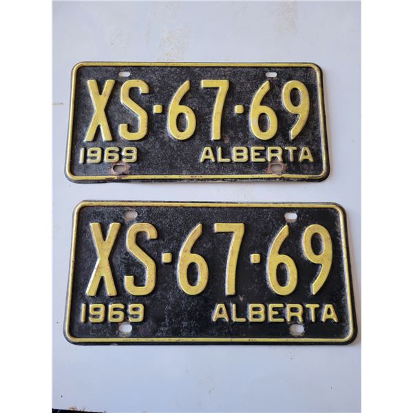 (Lots 12 to 14 are a Group Lot) 2- 1969 License plates