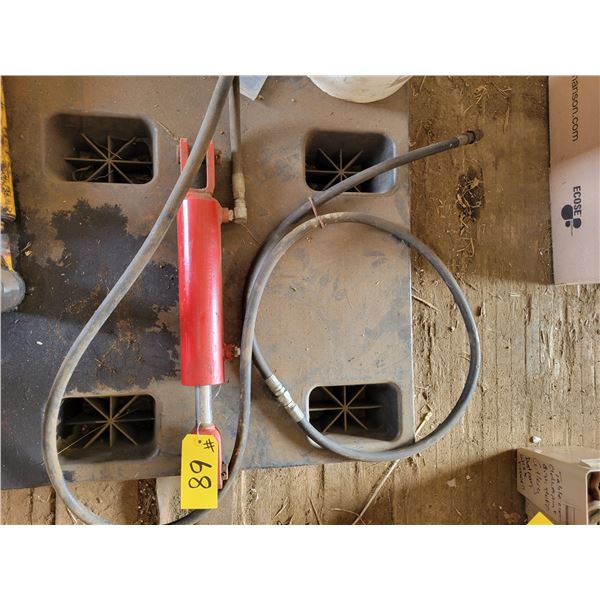 Red hyd ram c/w hoses