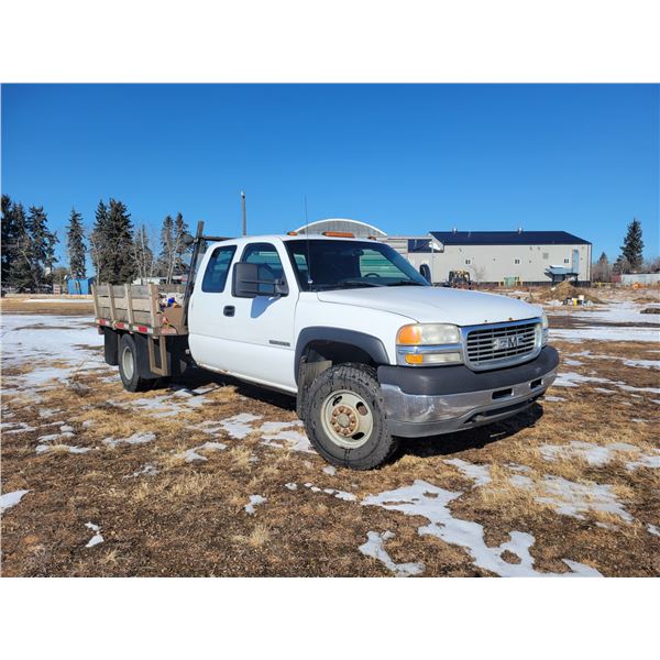 2002 GM 1 ton 4x4, ext. cab, dual wheels, ball fifth wheel, tool box, motor was replaced, V8 auto, 3