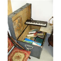 Old trunk with children's books and a keyboard (99)