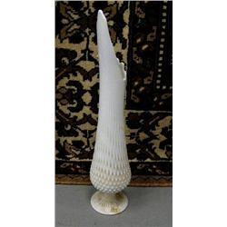 Milk glass vase (99)