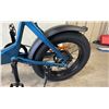 Image 7 : Y20 BLUE ELECTRIC FOLDABLE E-BIKE WITH CHARGER - 75 KM RANGE, HYDRAULIC DISC BRAKES, 7 LEVELS, LCD