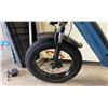 Image 8 : Y20 BLUE ELECTRIC FOLDABLE E-BIKE WITH CHARGER - 75 KM RANGE, HYDRAULIC DISC BRAKES, 7 LEVELS, LCD