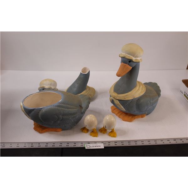 (2) Ceramic Houseware Ducks ((1) Broken), Salt and Pepper Shaker Eggs