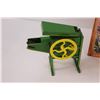 Image 3 : ERTL Antique Corn Sheller Die-Cast 1/8 Scale Model