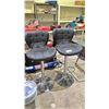 Image 2 : 2 GAS-LIFT CHROME & BLACK LEATHER BAR STOOLS