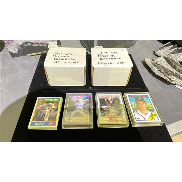 LOT OF ASSORTED SPORTS CARDS