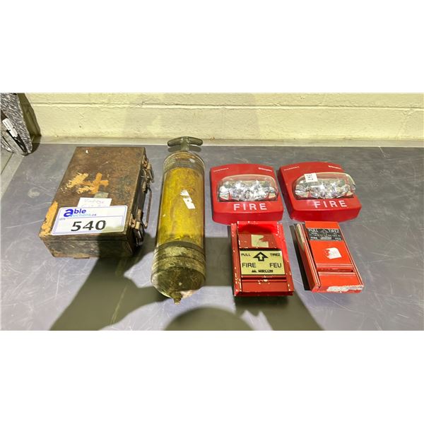 LOT OF ASSORTED VINTAGE ITEMS INCLUDING; FIRE EXTINGUISHER, FIRE ALARM BOXES & LIGHTS & FIRST AID