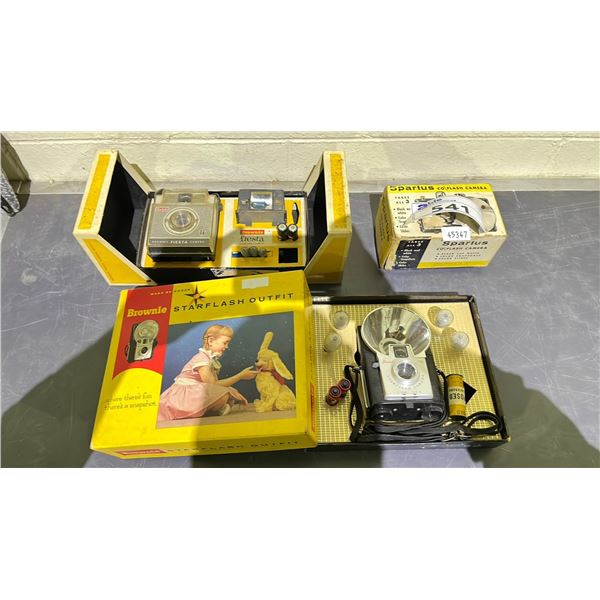 LOT OF ASSORTED VINTAGE CAMERA EQUIPMENT INCLUDING; BROWNIE STARFLASH OUTFIT, SPARTUS CO/FLASH