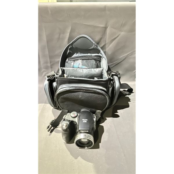 FUJIFILM FINEPIX S700 DIGITAL CAMERA WITH CARRY BAG (SOME BATTERY LEAKS)