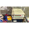 Image 2 : SHELF OF ASSORTED ITEMS INCLUDING; BINDERS & BAGS