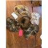 Image 2 : LOT OF 5 ZIPPER HAIR PIECES, GREY & BLONDE TONES