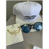 Image 2 : LOT OF ASSORTED ITEMS INCLUDING; SUNGLASSES, MAKEUP BRUSHES, PRESS ON NAILS AND MORE