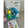 Image 2 : LOT OF ASSORTED ITEMS INCLUDING: STUFFED ANIMAL, SUNGLASSES, MAGIC BEADS, BUBBLE SHOOTER AND MORE