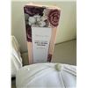 Image 2 : LOT OF ASSORTED ITEMS INCLUDING; MAKE UP BRUSHES, HAND CREAM, HAT, PERFUME AND MORE