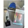 Image 8 : LOT OF ASSORTED ITEMS INCLUDING; MAKE UP BRUSHES, HAND CREAM, HAT, PERFUME AND MORE