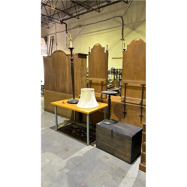 LOT OF ASSORTED ITEMS INCLUDING; WOODEN TRUNK, FLOOR LAMP, SIDE TABLE, RUG AND MORE