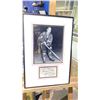 Image 2 : VINTAGE BOBBY HULL FRAMED CHICAGO BLACKHAWKS PHOTO SIGNED
