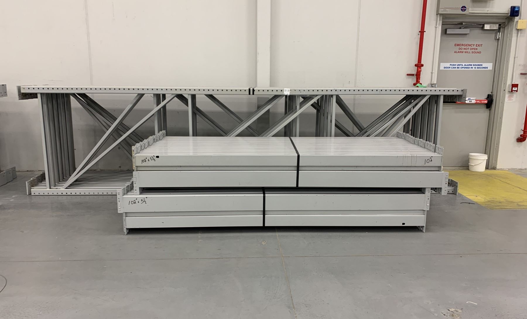 11 BAYS GREY INDUSTRIAL PALLET RACKING (12) UPRIGHTS 16FT X 4FT AND (60 ...