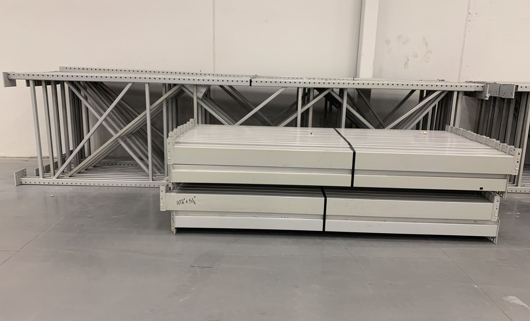 14 BAYS GREY INDUSTRIAL PALLET RACKING (15) UPRIGHTS 16FT X 4FT AND (60 ...