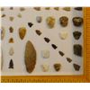 Image 2 : Native American Artifact Frame: 124 pcs., 81 arrowheads, 37 thumb scrapers, 3 knives, 3 drills, from