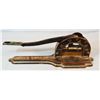 Image 5 : 3 pcs: branding iron 4 hanging G, 7"; Star tobacco cutter; bundle of vintage barbed wire, 20" pcs.
