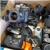 Image 3 : BOX OF ASSORTED VINTAGE 35MM CAMERAS