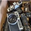 Image 3 : BOX OF ASSORTED VINTAGE 35MM CAMERAS
