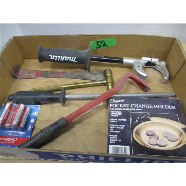 ESTATE:  FLAT C/W ASSORTED TOOLS