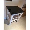Image 3 : Kitchen rolling island 26x21x35.5 tall