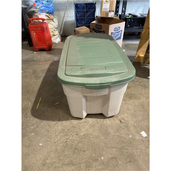 Rubbermaid bin