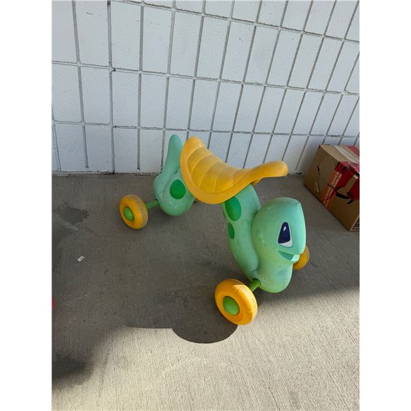 Inchworm ride on toy