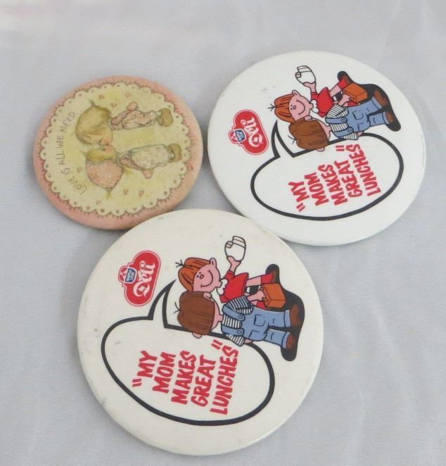 3 Vintage Pinback Buttons Maple Leaf & 1973 Hallmark Cards 
