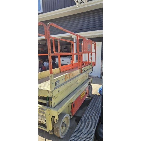 1997 JLG SCISSOR LIFT MODEL 2032