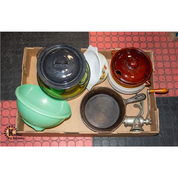 FLAT OF VINTAGE HOUSEWARES