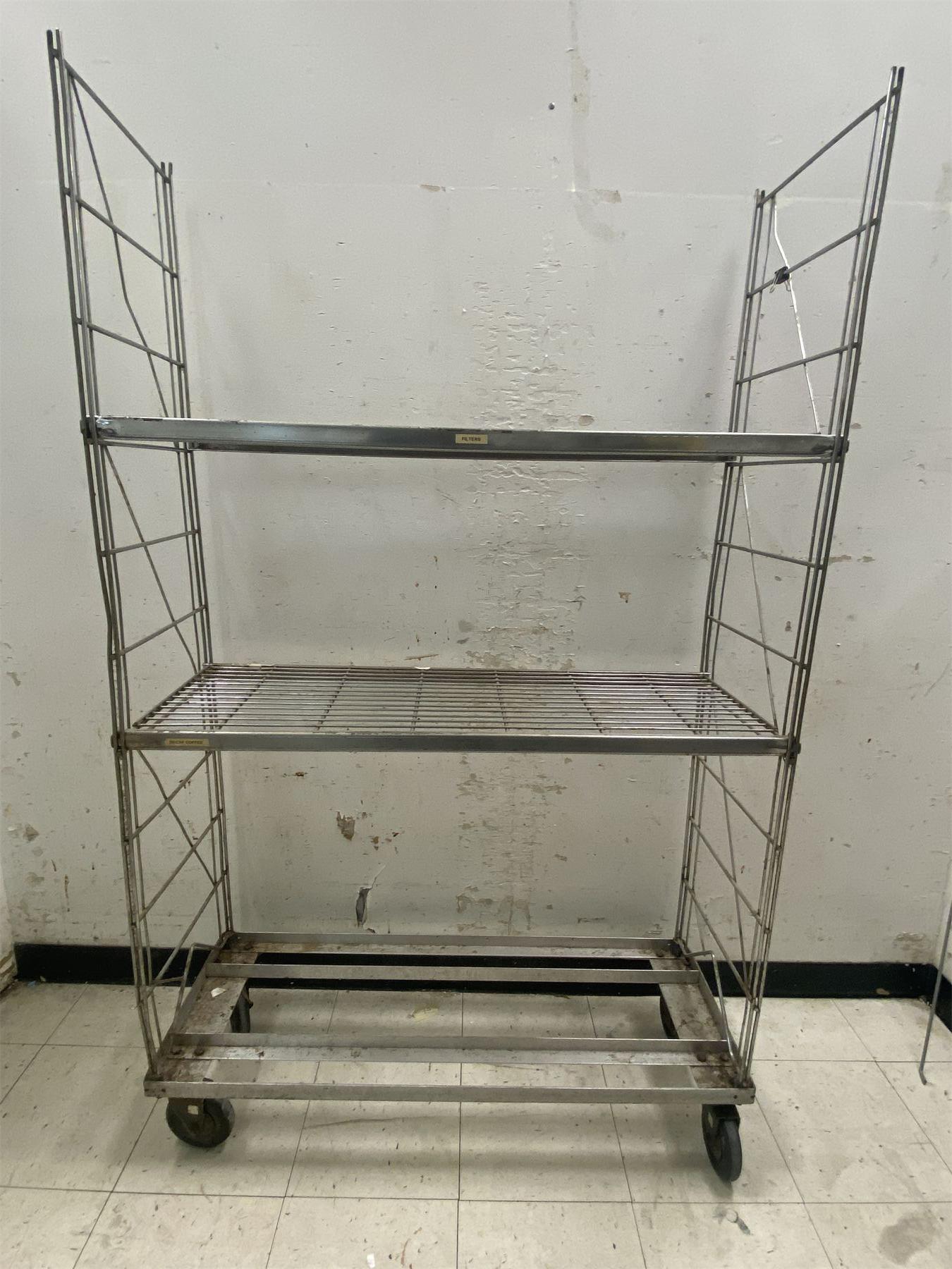 SMALL WIRE RACK ON CASTORS